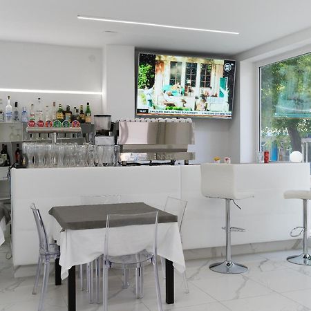 Hotel Ninfea Cattolica Esterno foto