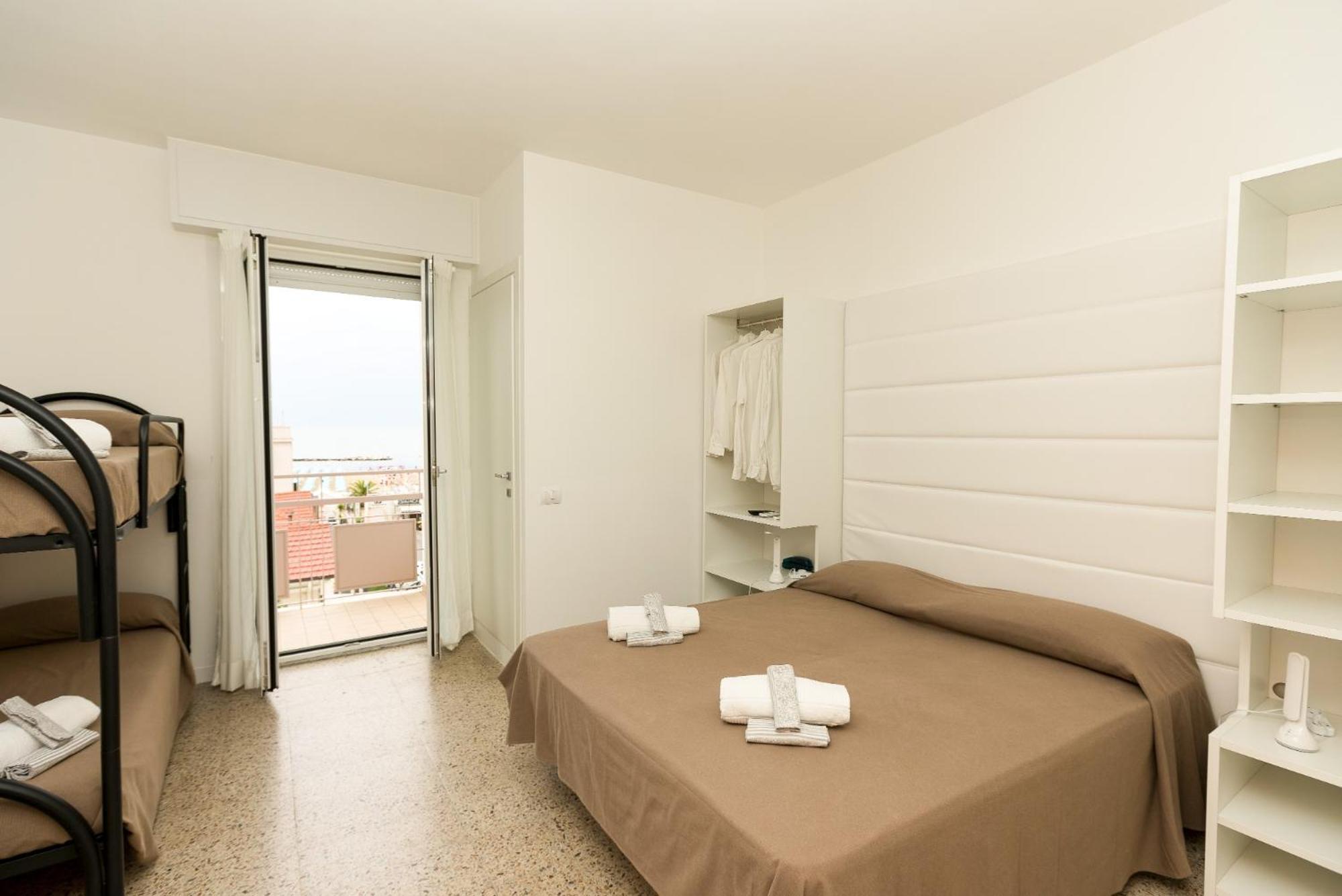 Hotel Ninfea Cattolica Esterno foto