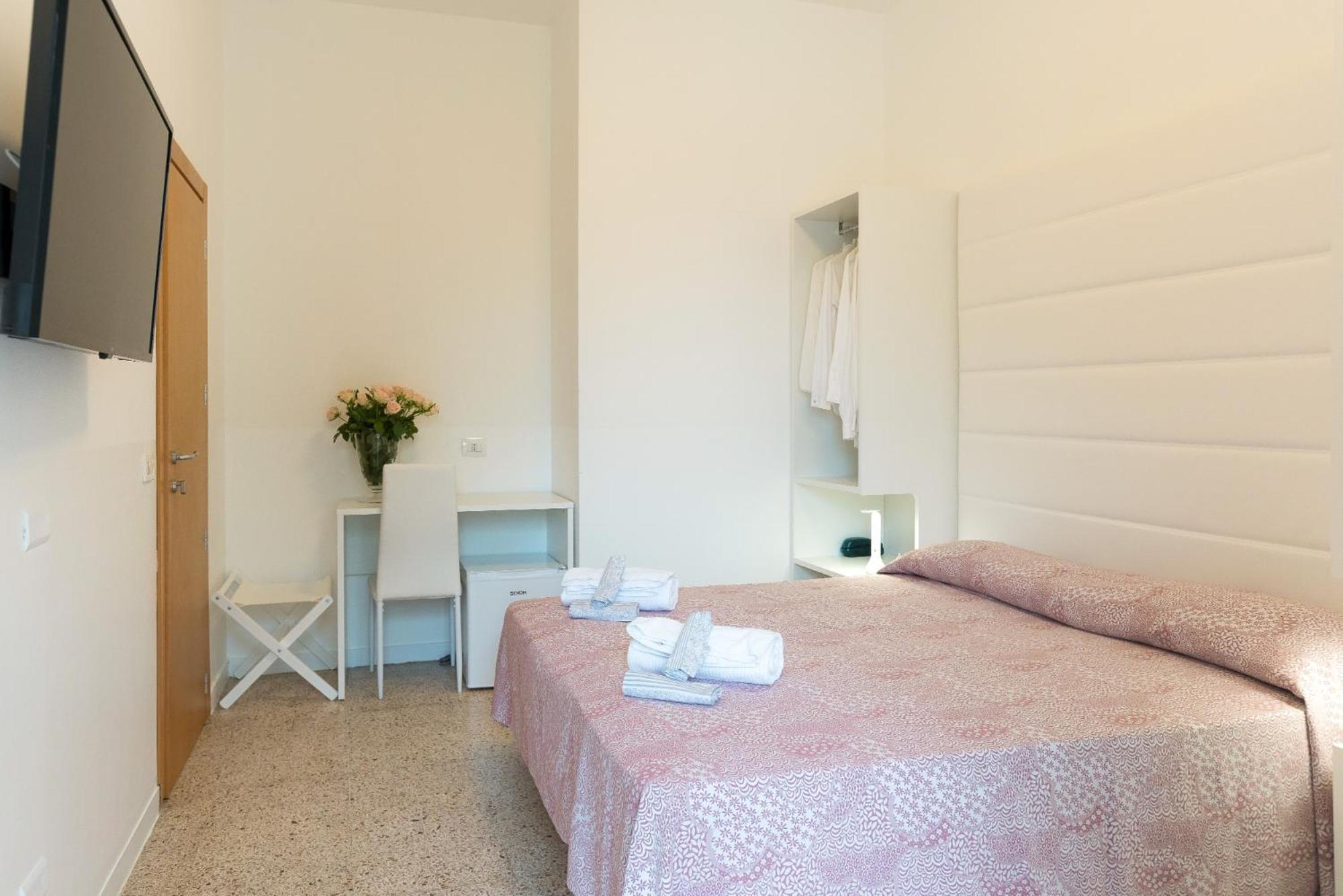 Hotel Ninfea Cattolica Esterno foto