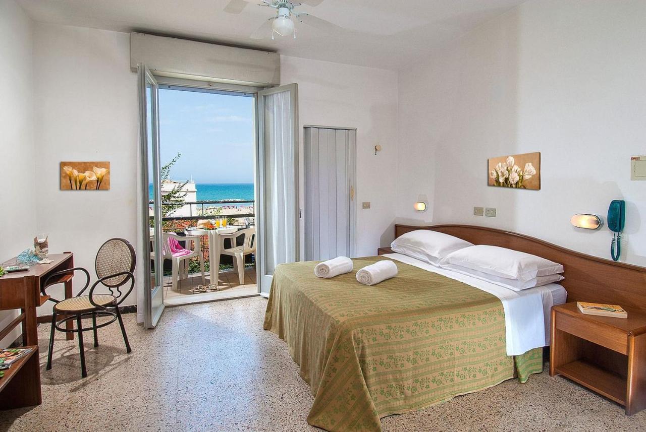 Hotel Ninfea Cattolica Esterno foto