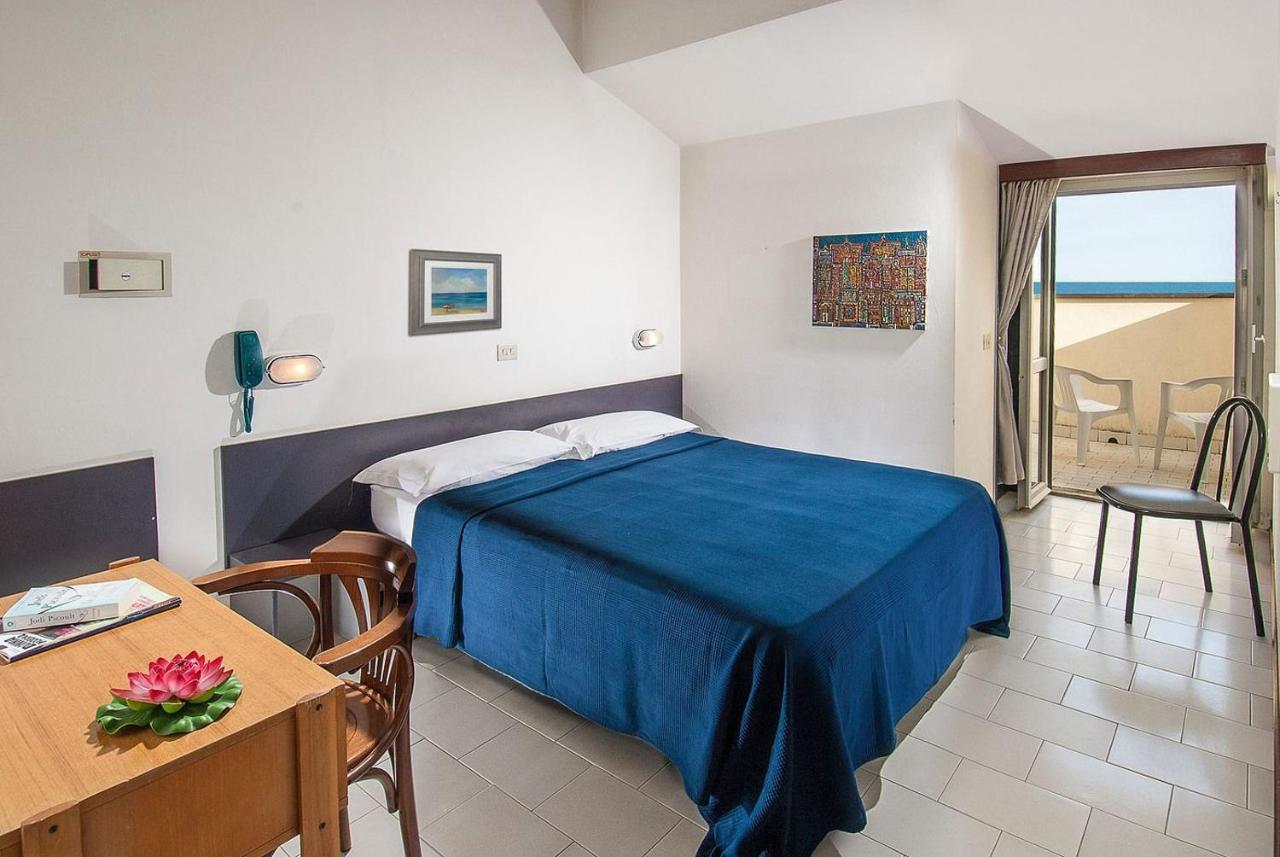 Hotel Ninfea Cattolica Esterno foto