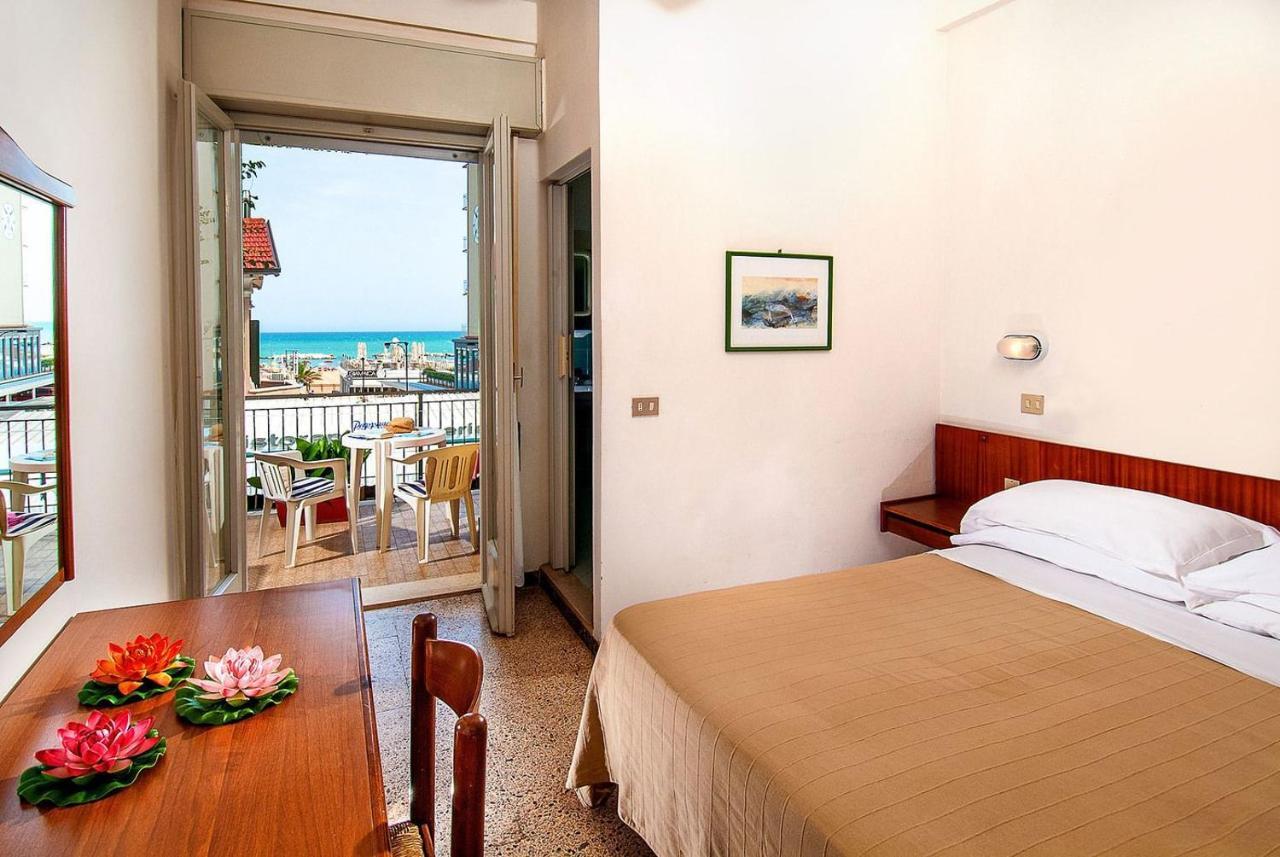 Hotel Ninfea Cattolica Esterno foto